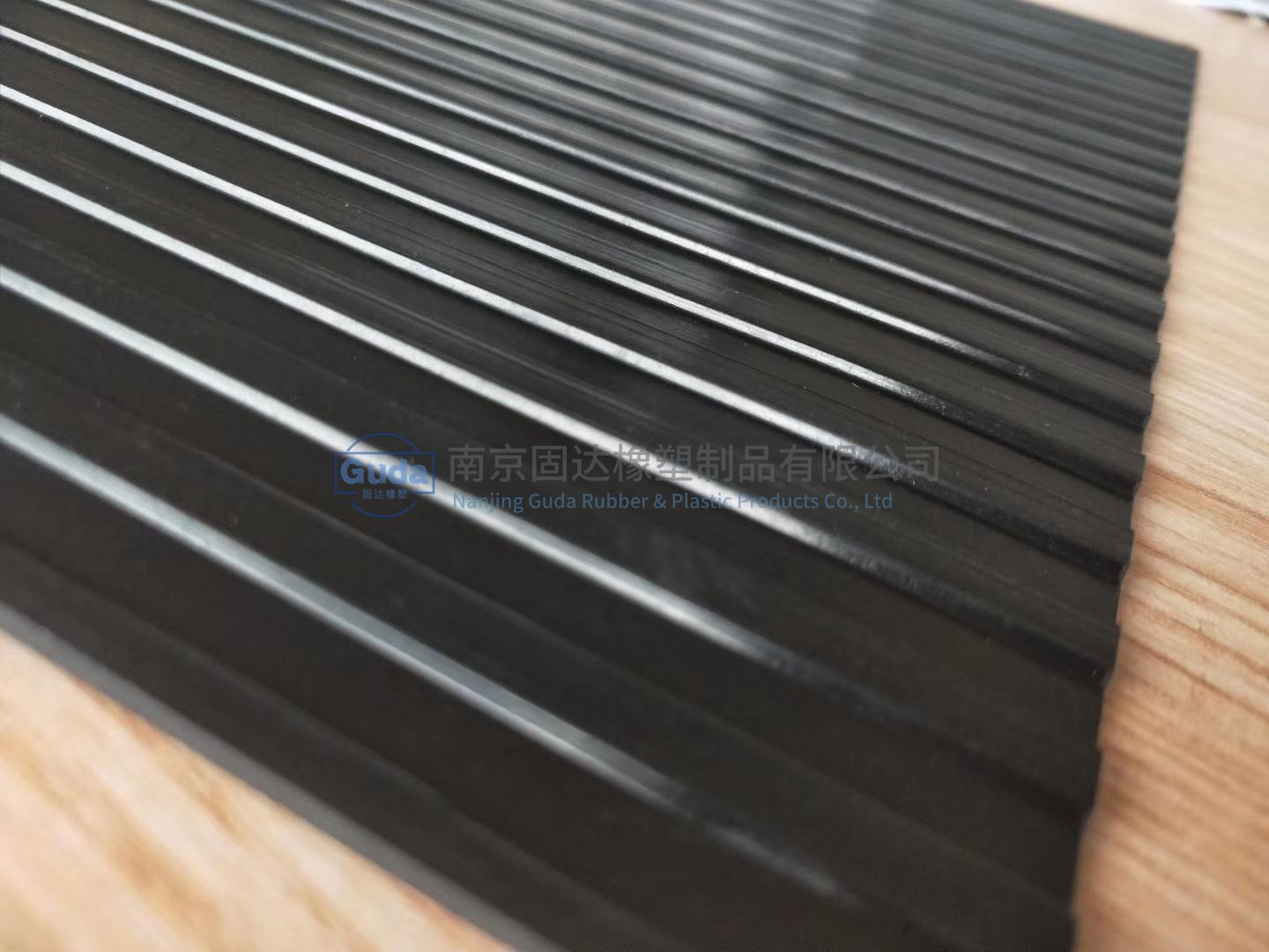 宽条纹防滑橡胶板